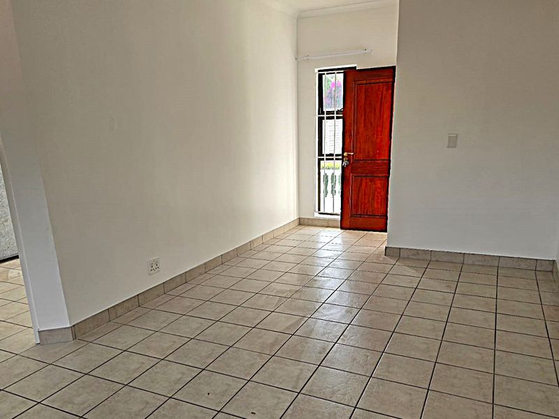 1 Bedroom 1 Bathroom Upper level Apartment To Let in Parktown - Photo 6