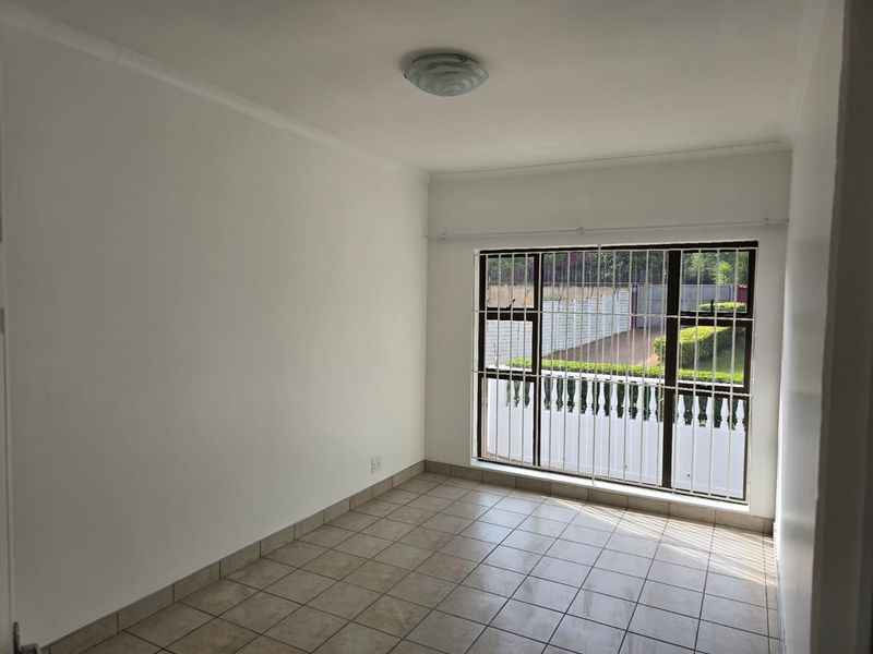 1 Bedroom 1 Bathroom Upper level Apartment To Let in Parktown - Photo 9