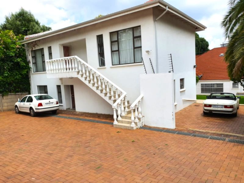 1 Bedroom 1 Bathroom Upper level Apartment To Let in Parktown - Photo 2