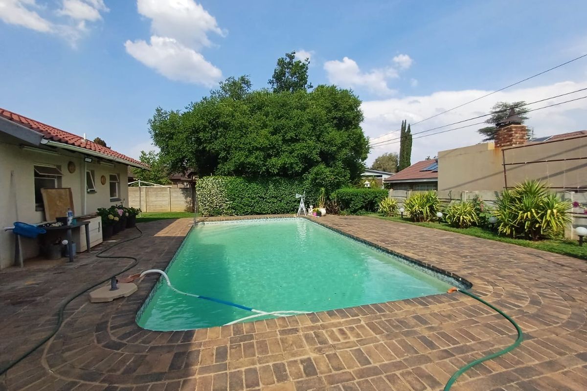 Spacious Family Retreat with Pool, Flatlet and Exceptional Outdoor Living - Photo 5
