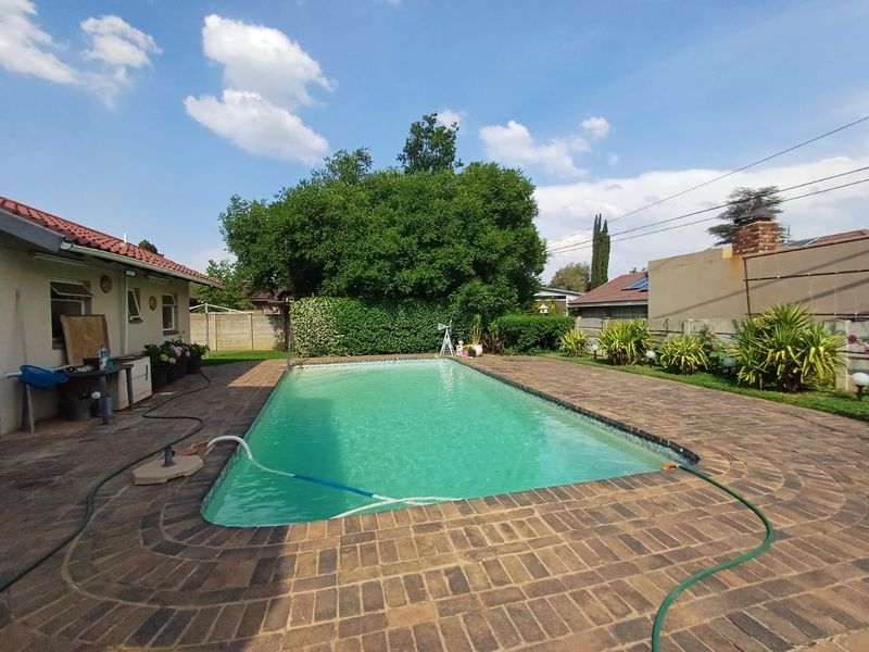 Spacious Family Retreat with Pool, Flatlet and Exceptional Outdoor Living - Photo 5