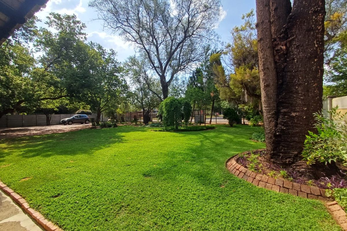 Spacious Family Retreat with Pool, Flatlet and Exceptional Outdoor Living - Photo 3