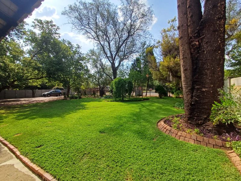 Spacious Family Retreat with Pool, Flatlet and Exceptional Outdoor Living - Photo 3