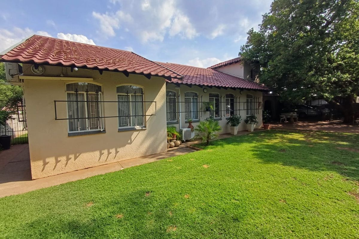 Spacious Family Retreat with Pool, Flatlet and Exceptional Outdoor Living - Photo 2