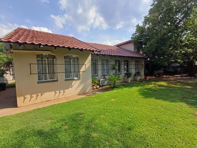 Spacious Family Retreat with Pool, Flatlet and Exceptional Outdoor Living - Photo 2