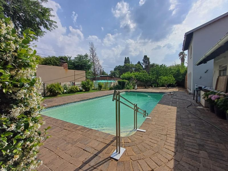 Spacious Family Retreat with Pool, Flatlet and Exceptional Outdoor Living - Photo 4