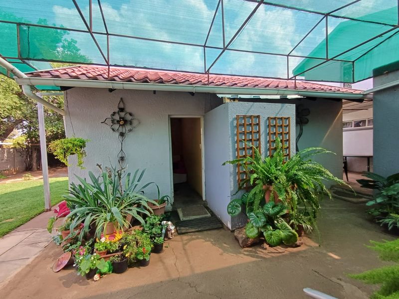Spacious Family Retreat with Pool, Flatlet and Exceptional Outdoor Living - Photo 9