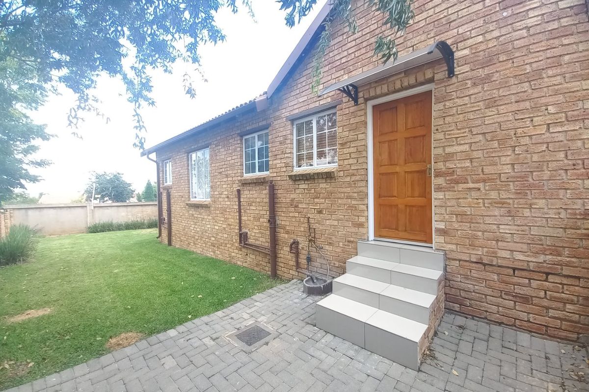 WELCOME HOME!!! HOME SWEET HOME!! BEAUTIFUL, IMMACULATE  3 BEDROOM SIMPLEX IN THE POPULAR, SAFE & SECURE COSMOS ESTATE IN KOSMOSDAL - Photo 3