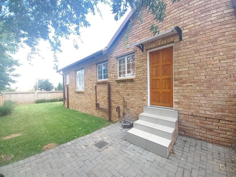 WELCOME HOME!!! HOME SWEET HOME!! BEAUTIFUL, IMMACULATE  3 BEDROOM SIMPLEX IN THE POPULAR, SAFE & SECURE COSMOS ESTATE IN KOSMOSDAL - Photo 3