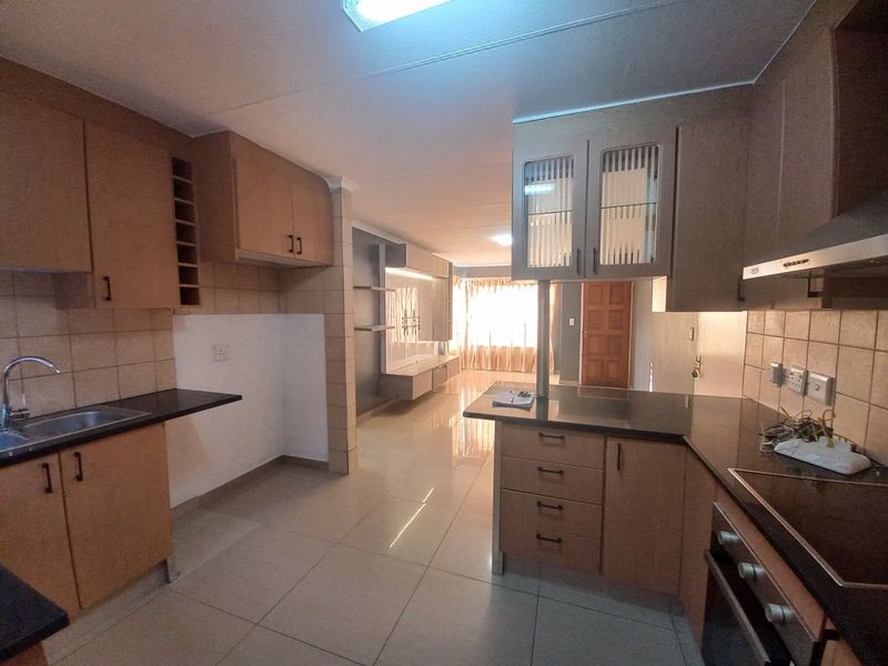 WELCOME HOME!!! HOME SWEET HOME!! BEAUTIFUL, IMMACULATE  3 BEDROOM SIMPLEX IN THE POPULAR, SAFE & SECURE COSMOS ESTATE IN KOSMOSDAL - Photo 6