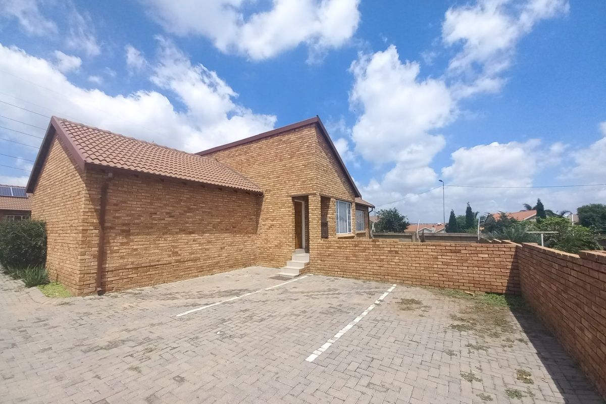 WELCOME HOME!!! HOME SWEET HOME!! BEAUTIFUL, IMMACULATE  3 BEDROOM SIMPLEX IN THE POPULAR, SAFE & SECURE COSMOS ESTATE IN KOSMOSDAL - Photo 2
