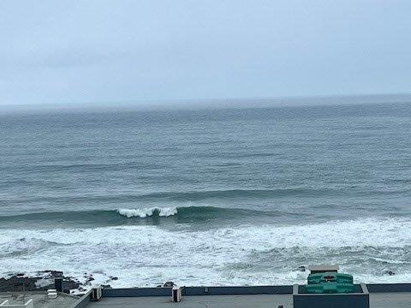 Cozy Coastal Apartment With Ocean Views - Photo 3