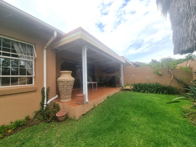 Lovely Contemporary ,,,,,,,,,, 2 Bedrooms ,,1 Bathrooms,,  1 Lock Garage,, Private Garden, Staff Quarters ,, Pet Friendly  Townhouse  - Photo 2