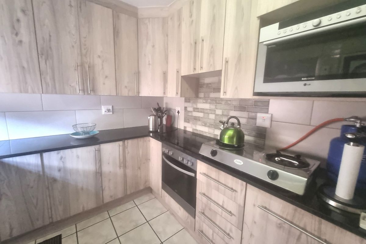 Lovely Contemporary ,,,,,,,,,, 2 Bedrooms ,,1 Bathrooms,,  1 Lock Garage,, Private Garden, Staff Quarters ,, Pet Friendly  Townhouse  - Photo 4