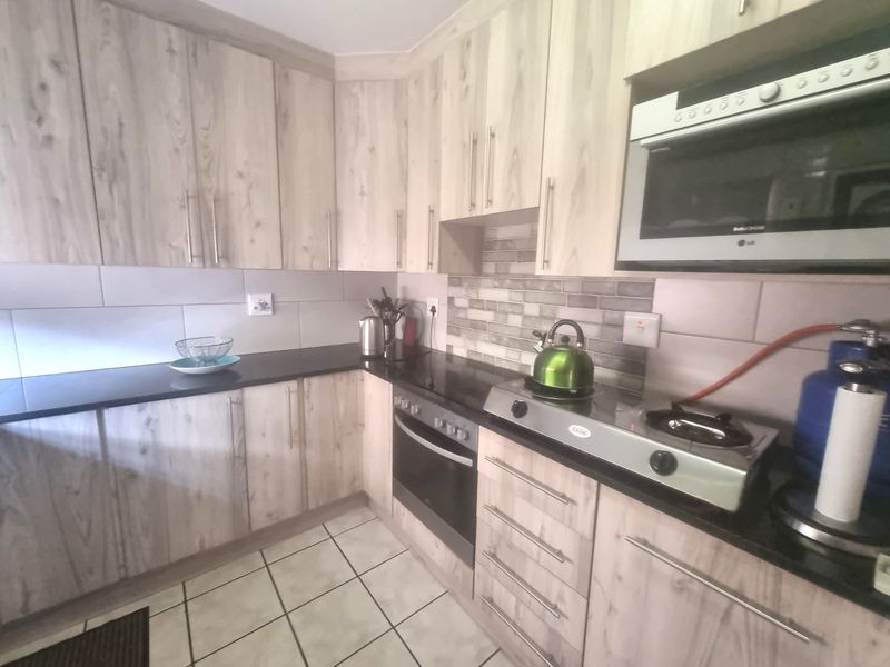 Lovely Contemporary ,,,,,,,,,, 2 Bedrooms ,,1 Bathrooms,,  1 Lock Garage,, Private Garden, Staff Quarters ,, Pet Friendly  Townhouse  - Photo 4