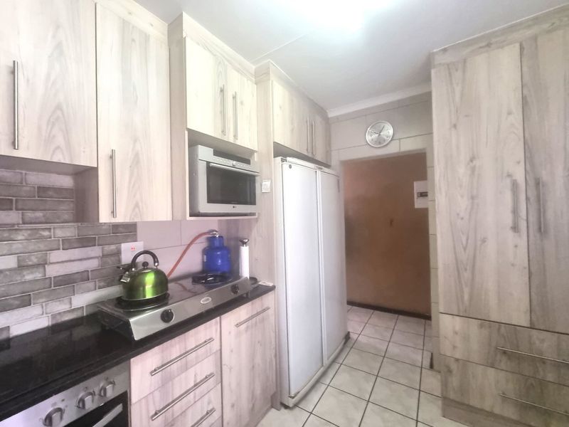 Lovely Contemporary ,,,,,,,,,, 2 Bedrooms ,,1 Bathrooms,,  1 Lock Garage,, Private Garden, Staff Quarters ,, Pet Friendly  Townhouse  - Photo 7