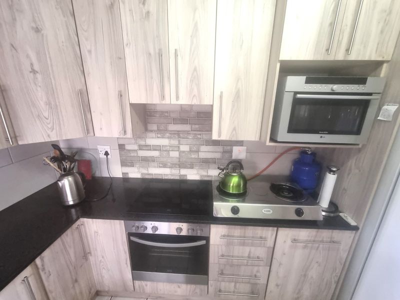 Lovely Contemporary ,,,,,,,,,, 2 Bedrooms ,,1 Bathrooms,,  1 Lock Garage,, Private Garden, Staff Quarters ,, Pet Friendly  Townhouse  - Photo 6