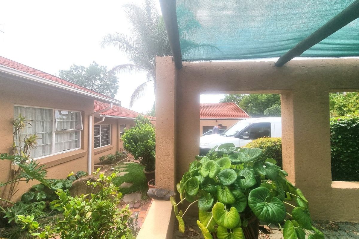 Lovely Contemporary ,,,,,,,,,, 2 Bedrooms ,,1 Bathrooms,,  1 Lock Garage,, Private Garden, Staff Quarters ,, Pet Friendly  Townhouse  - Photo 3