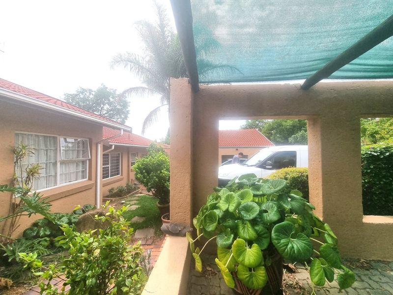 Lovely Contemporary ,,,,,,,,,, 2 Bedrooms ,,1 Bathrooms,,  1 Lock Garage,, Private Garden, Staff Quarters ,, Pet Friendly  Townhouse  - Photo 3