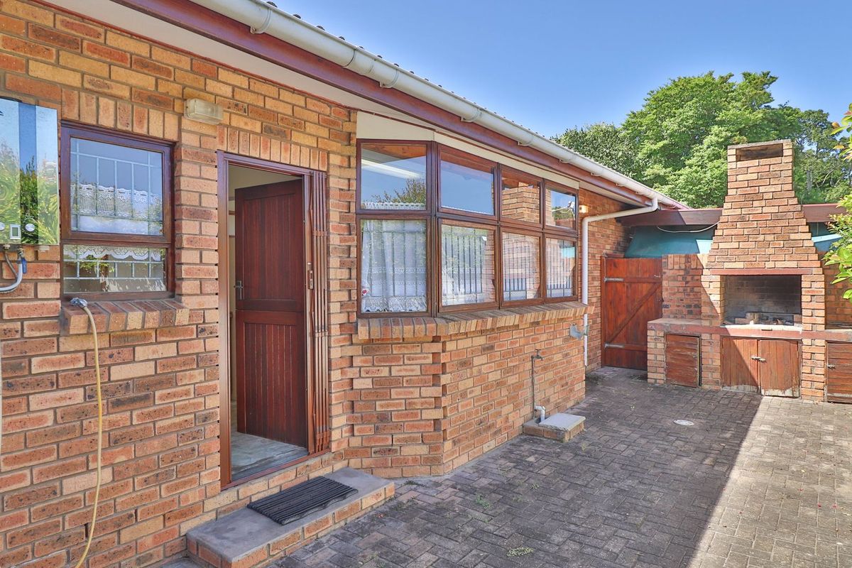 A Charming Family Home with Endless Potential on Sedgefield’s Island.  - Photo 4