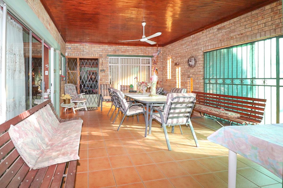 RENTAL OPPORTUNITY WITH SPACIOUS  4 BEDROOM HOME - Photo 2