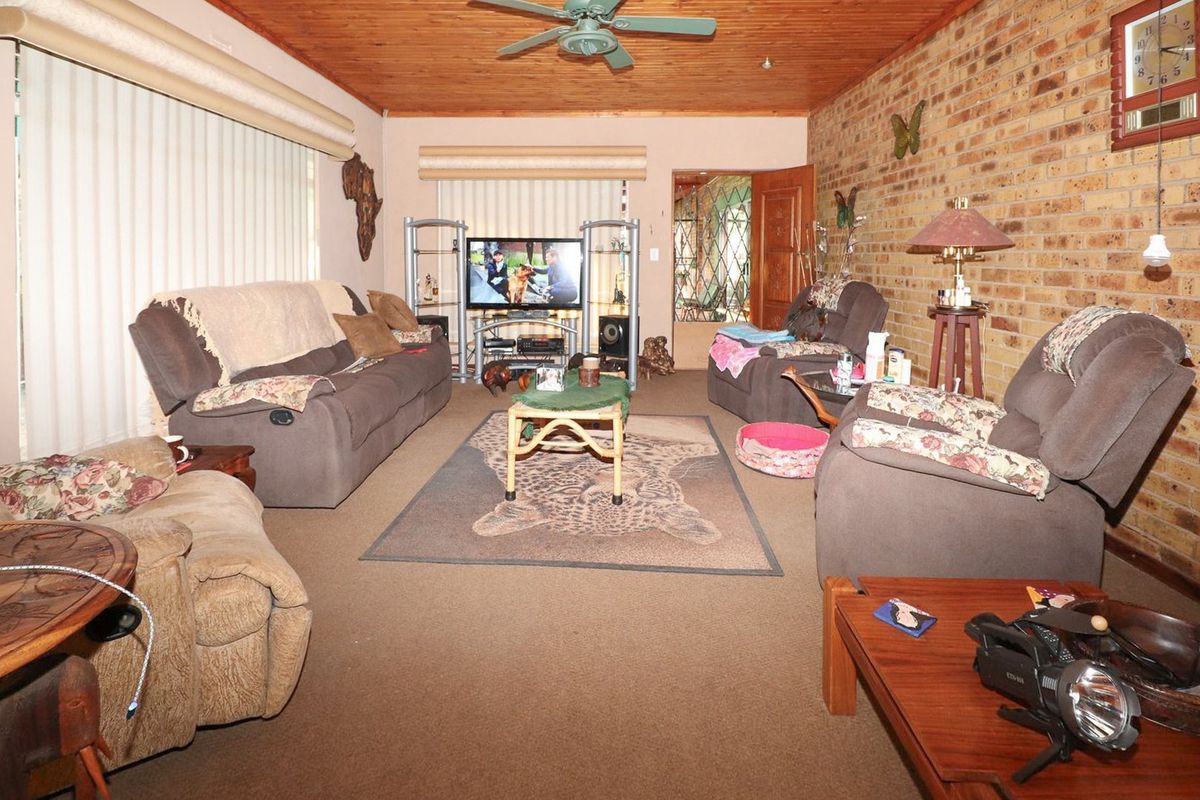 RENTAL OPPORTUNITY WITH SPACIOUS  4 BEDROOM HOME - Photo 5