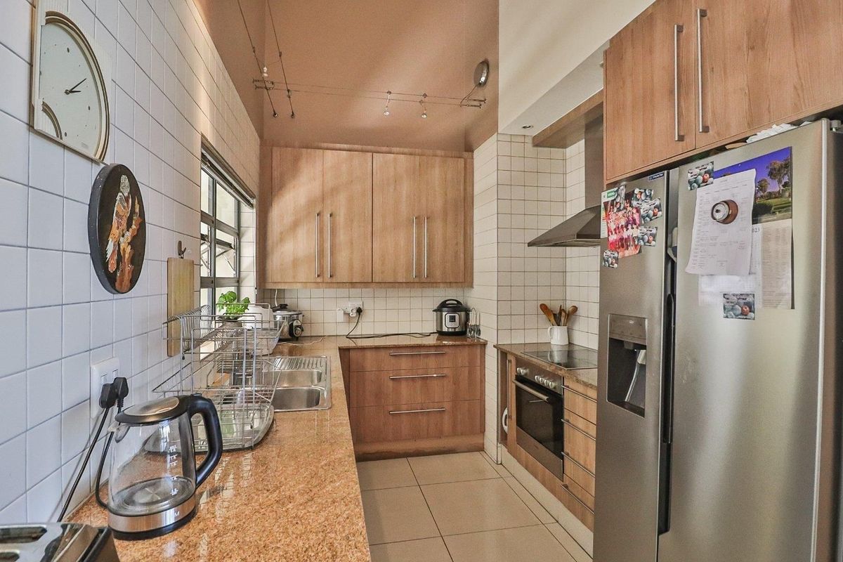 3 BEDROOM PENTHOUSE FOR SALE IN THE HEART OF BEDFORD!! - Photo 3