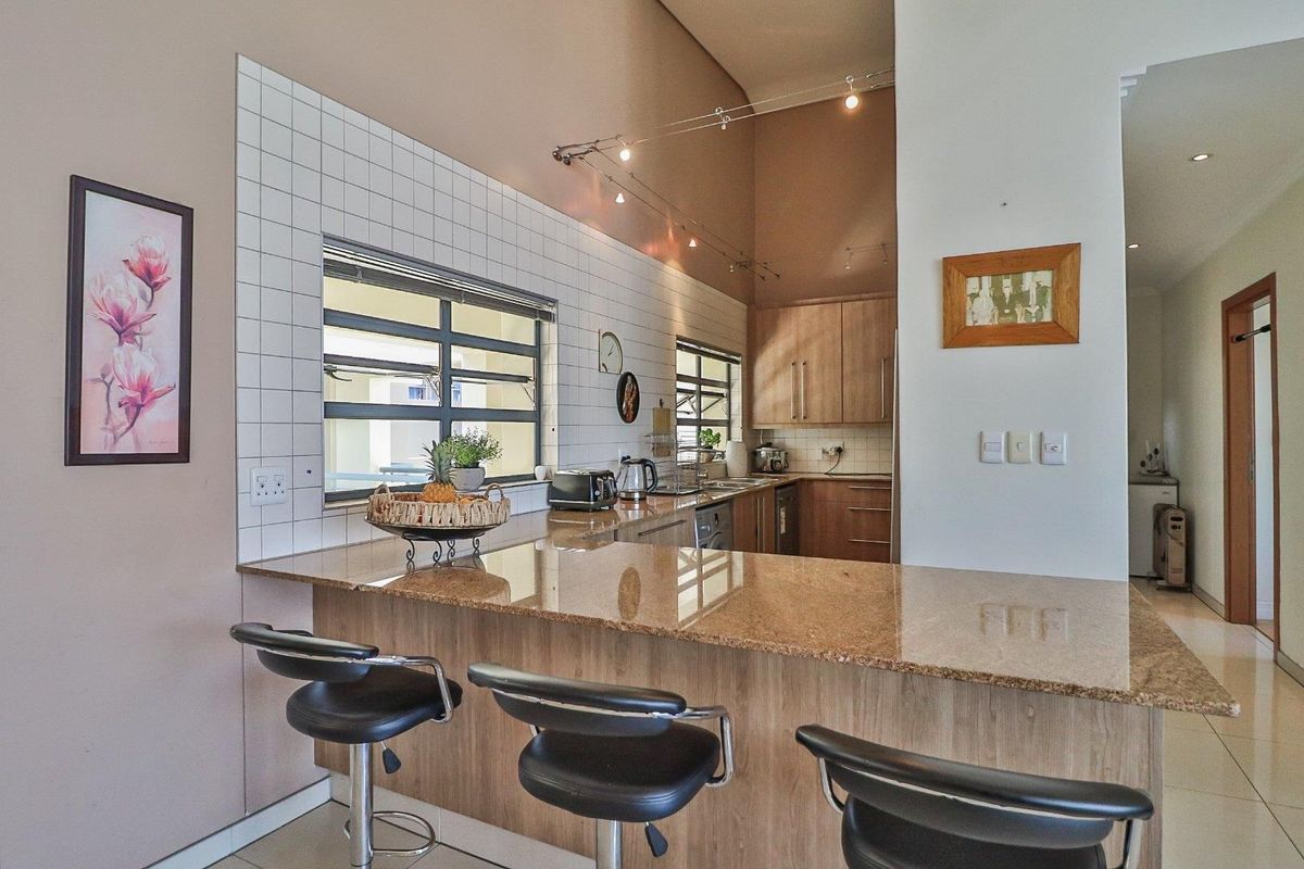 3 BEDROOM PENTHOUSE FOR SALE IN THE HEART OF BEDFORD!! - Photo 2