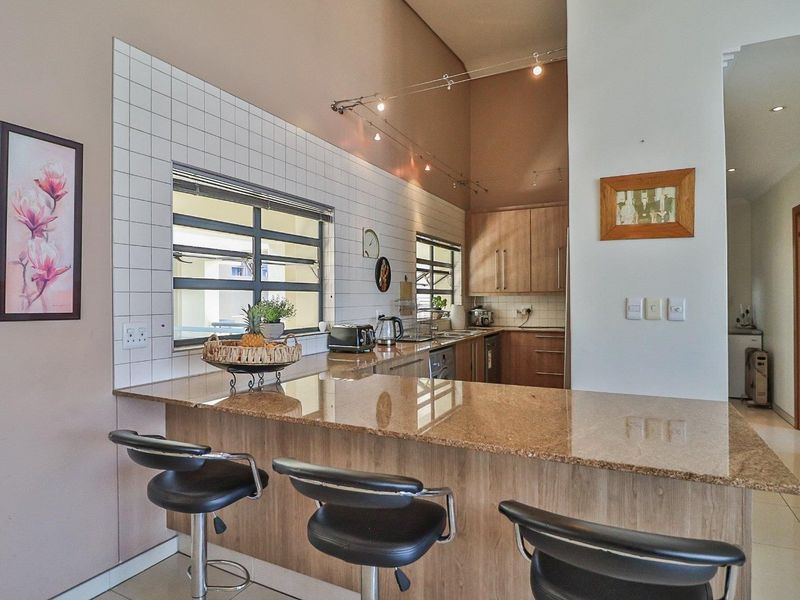 3 BEDROOM PENTHOUSE FOR SALE IN THE HEART OF BEDFORD!! - Photo 2