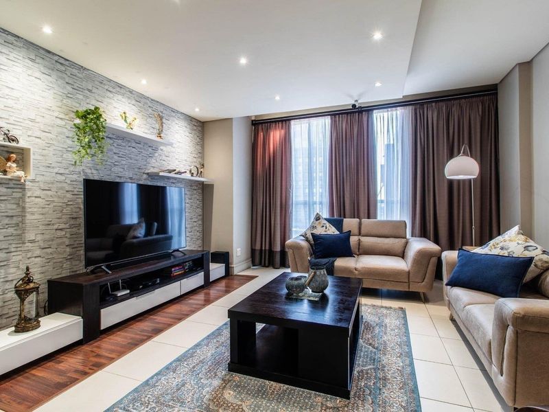 Upmarket 2 Bedroom Apartment for Sale - Photo 1