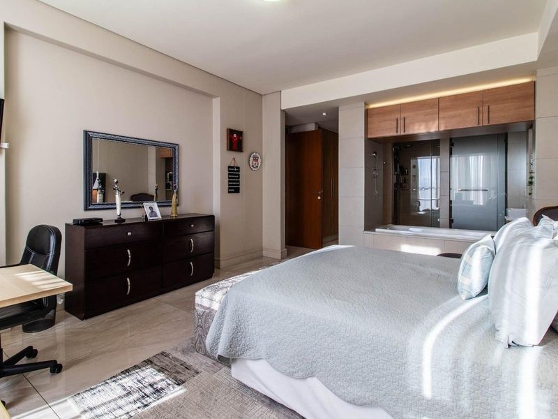 Upmarket 2 Bedroom Apartment for Sale - Photo 4