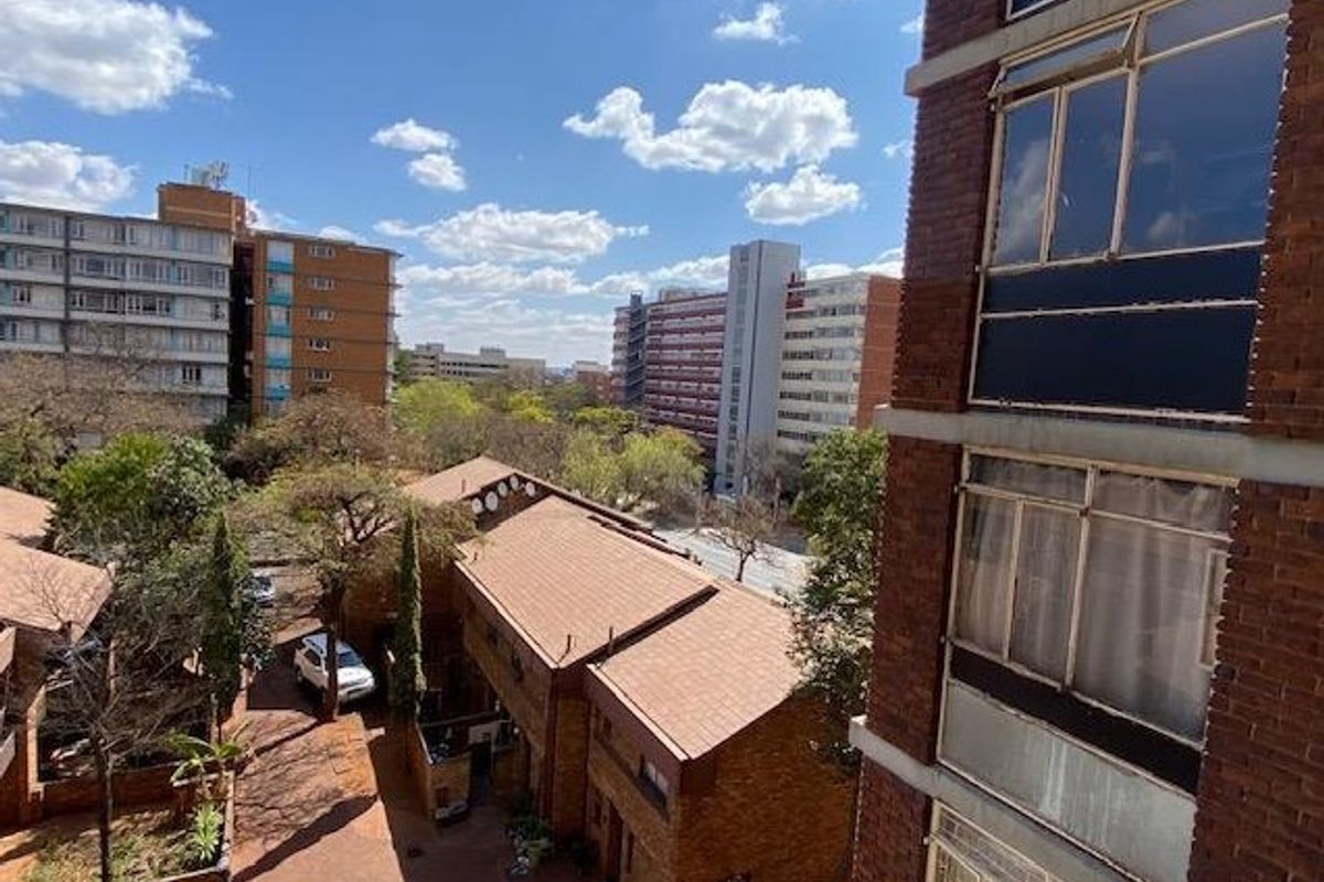 Versatile 5-Bedroom Investment Property with High Rental Income! - Photo 2