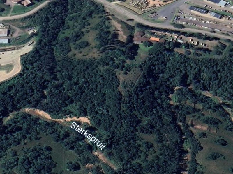 An aerial view of the property grounds featuring natural vegetation and the Sterkspruit riverbed.
