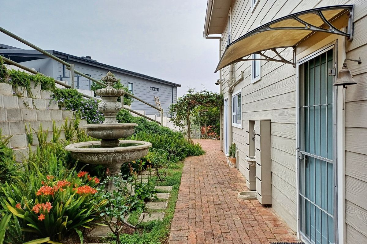 Charming 3-Bedroom Home with Mountain Views - Photo 3