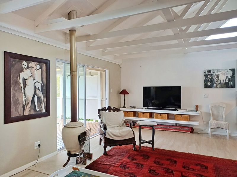 Charming 3-Bedroom Home with Mountain Views - Photo 8