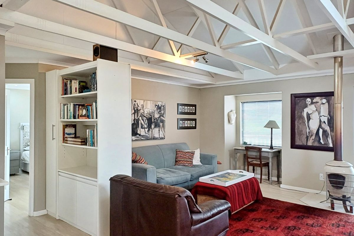 Charming 3-Bedroom Home with Mountain Views - Photo 5