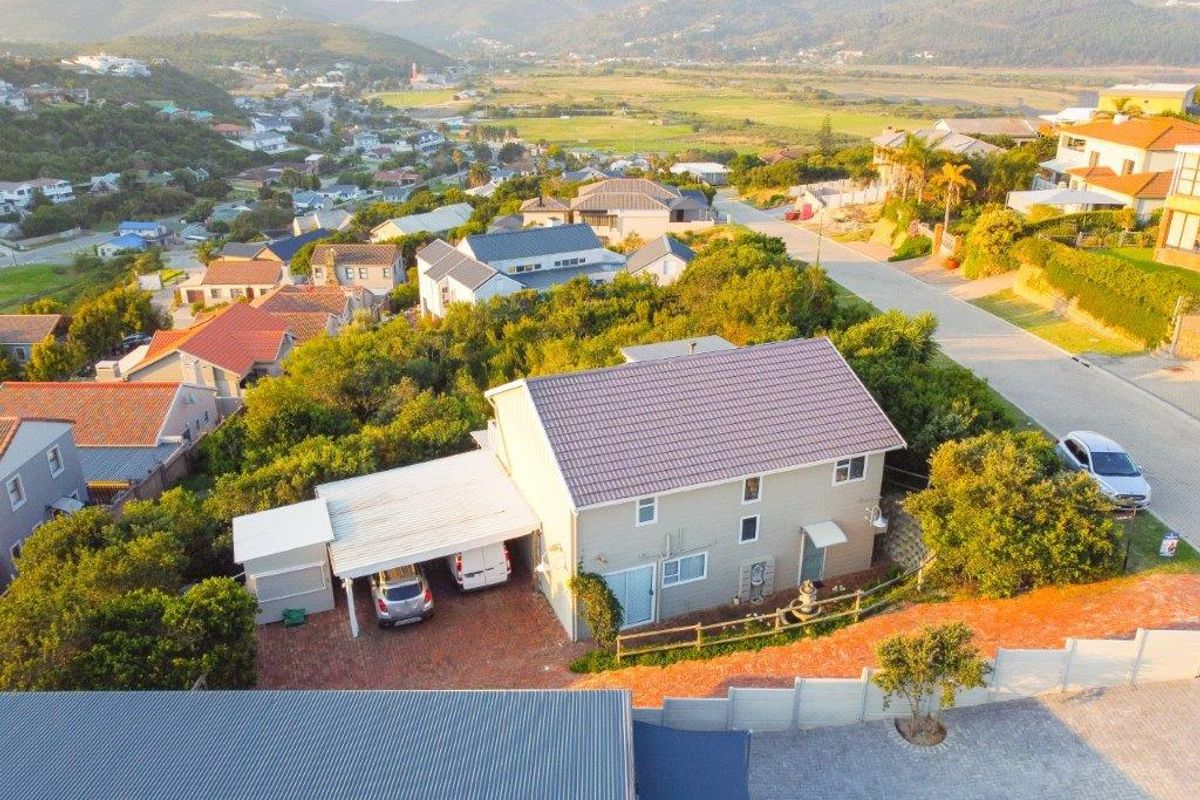 Charming 3-Bedroom Home with Mountain Views - Photo 2