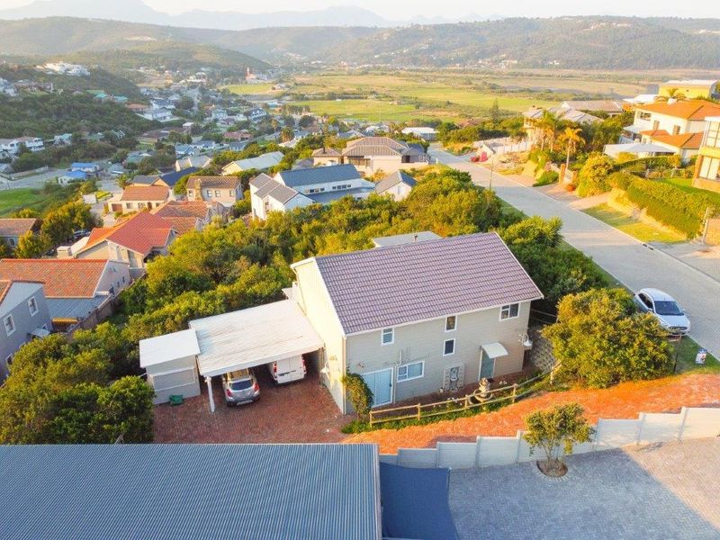 Charming 3-Bedroom Home with Mountain Views - Photo 2