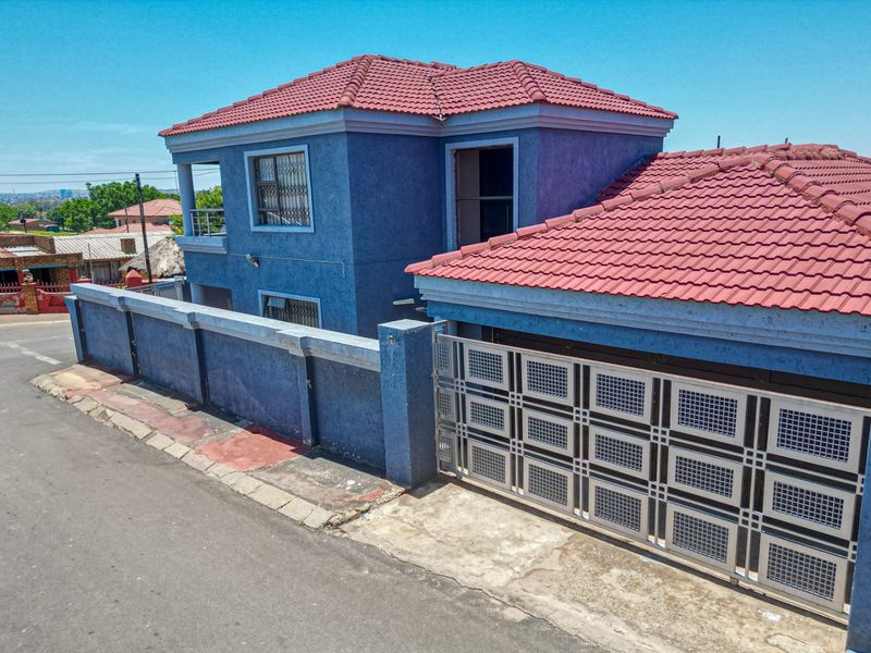 5 Bedroom House For Sale In Chiawelo - Photo 2