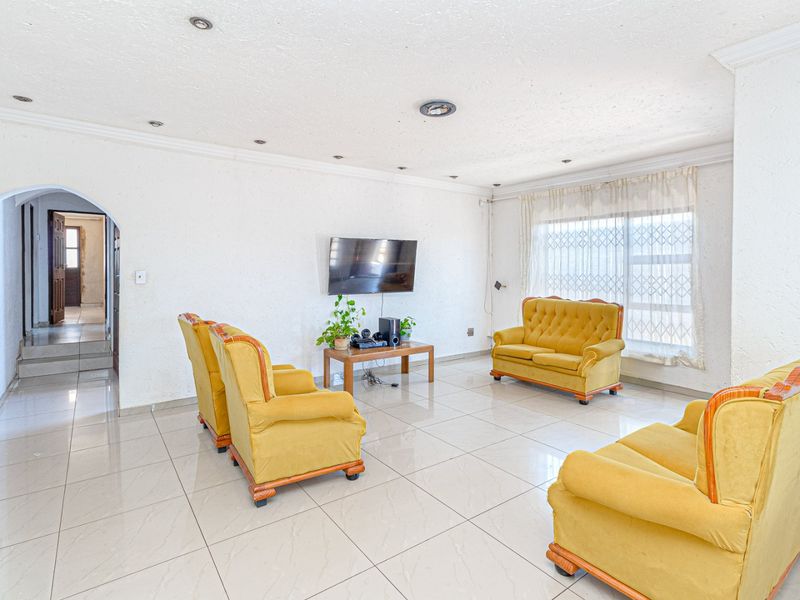 5 Bedroom House For Sale In Chiawelo - Photo 8