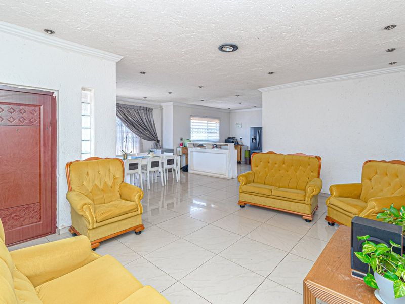 5 Bedroom House For Sale In Chiawelo - Photo 6