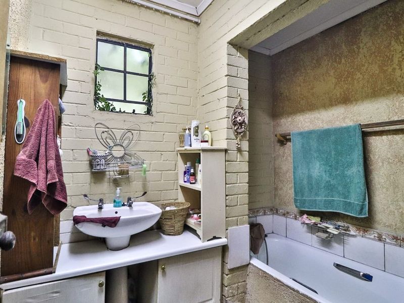 Wow Lush Gardens, Old Houses, Centrally Located, Mac Trees, Income Earning  - Photo 8