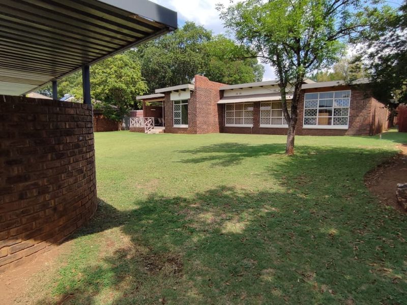 Exquisite 4 Bedroom Family Home in Prestigious Eldoraigne, Centurion. - Photo 10