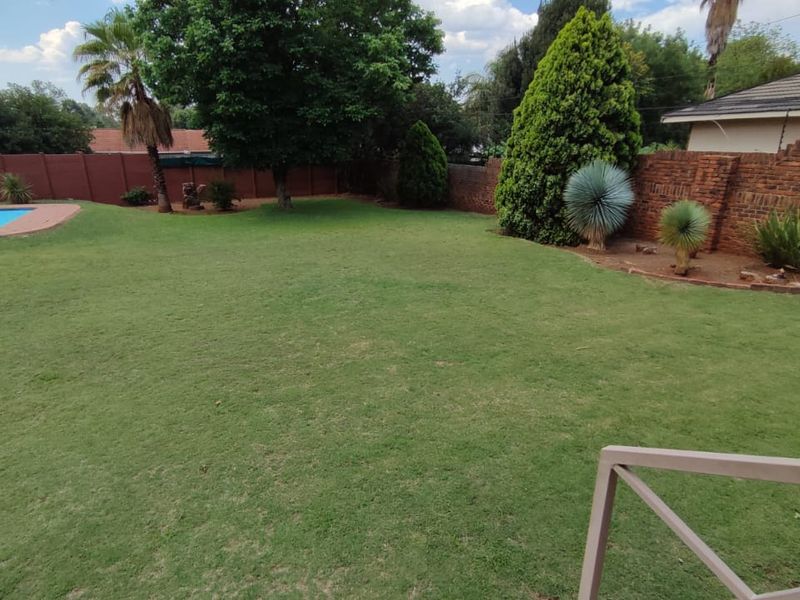 Exquisite 4 Bedroom Family Home in Prestigious Eldoraigne, Centurion. - Photo 9