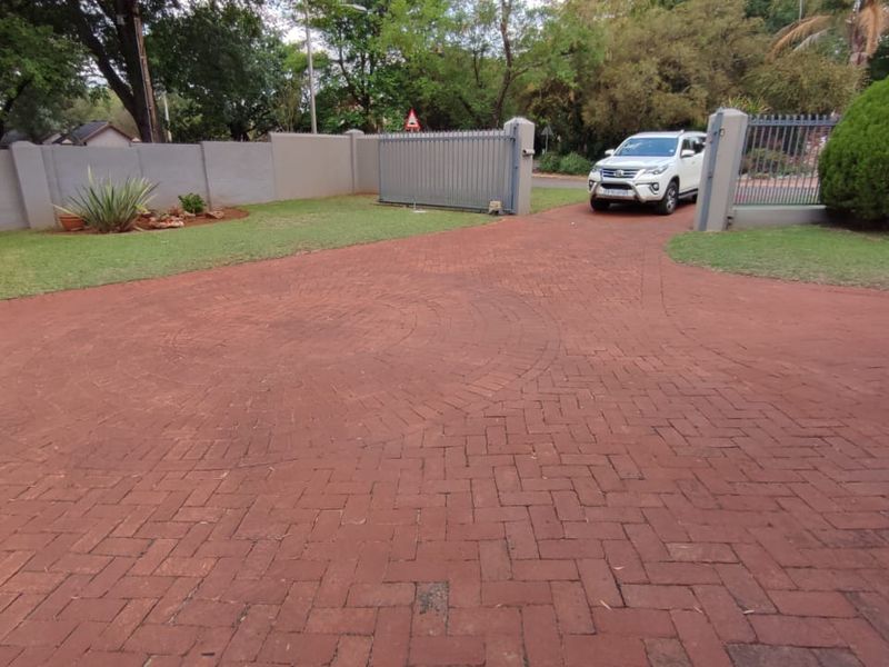 Exquisite 4 Bedroom Family Home in Prestigious Eldoraigne, Centurion. - Photo 6