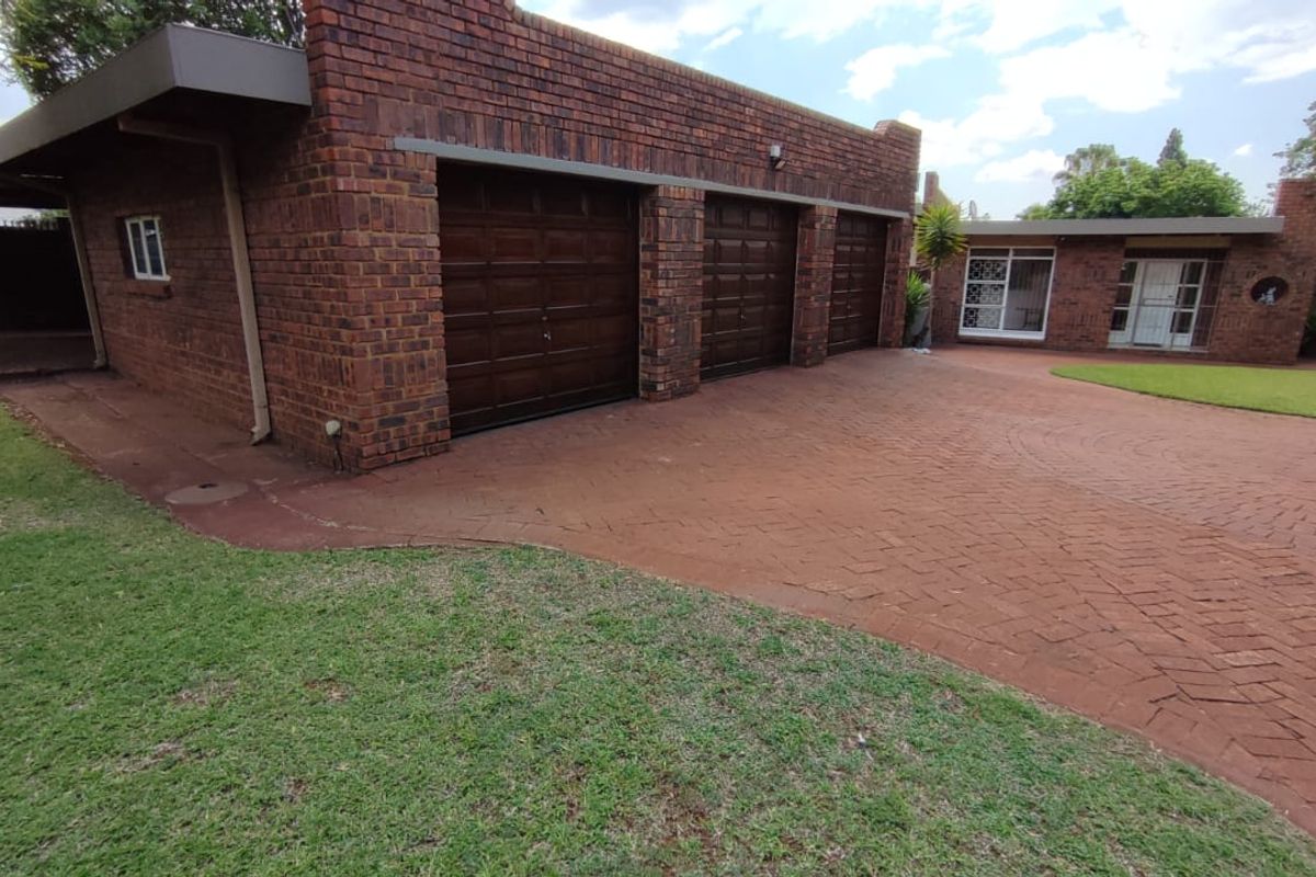 Exquisite 4 Bedroom Family Home in Prestigious Eldoraigne, Centurion. - Photo 2