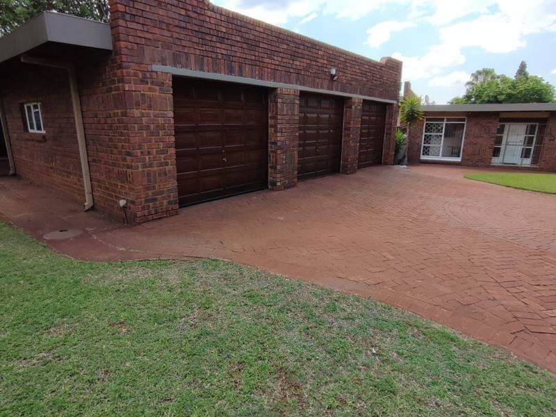 Exquisite 4 Bedroom Family Home in Prestigious Eldoraigne, Centurion. - Photo 2