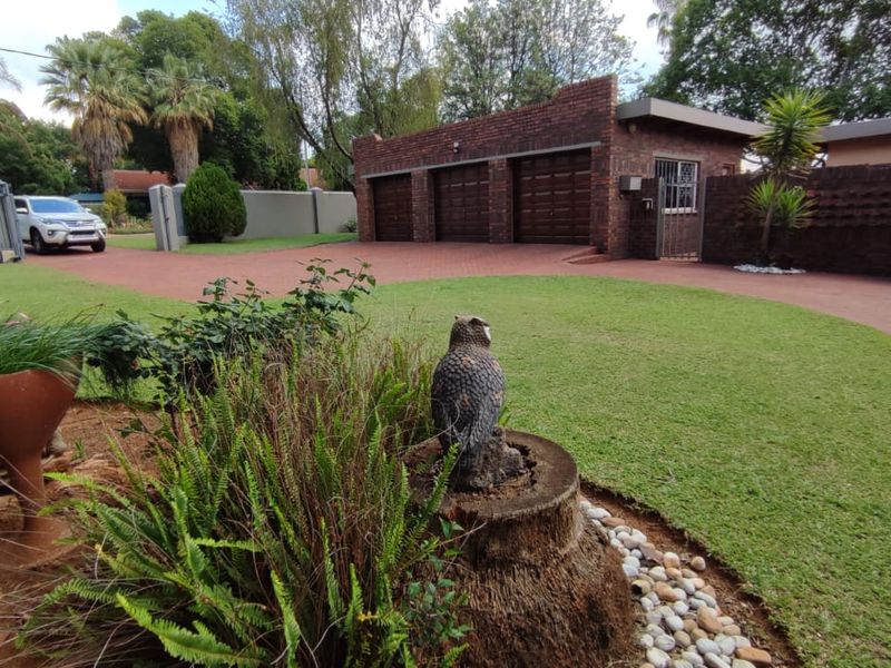 Exquisite 4 Bedroom Family Home in Prestigious Eldoraigne, Centurion. - Photo 3