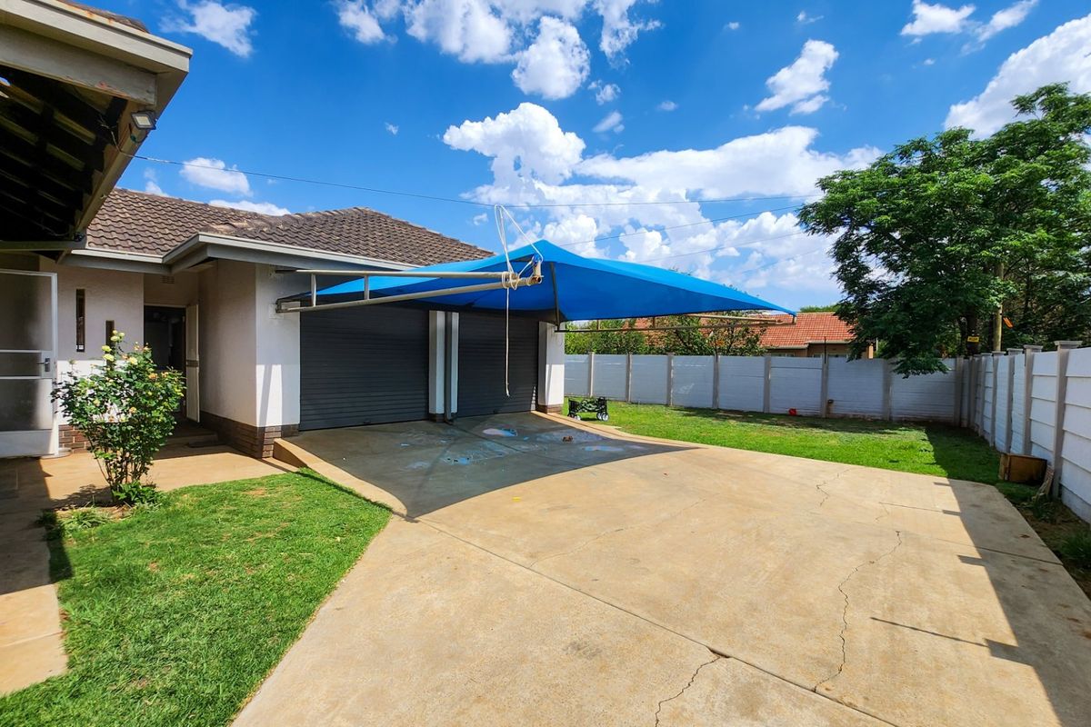 3-Bedroom Family Home with Double Garage, Covered Parking, and Convenient Layout - Photo 4