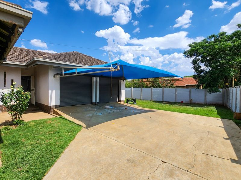 3-Bedroom Family Home with Double Garage, Covered Parking, and Convenient Layout - Photo 4